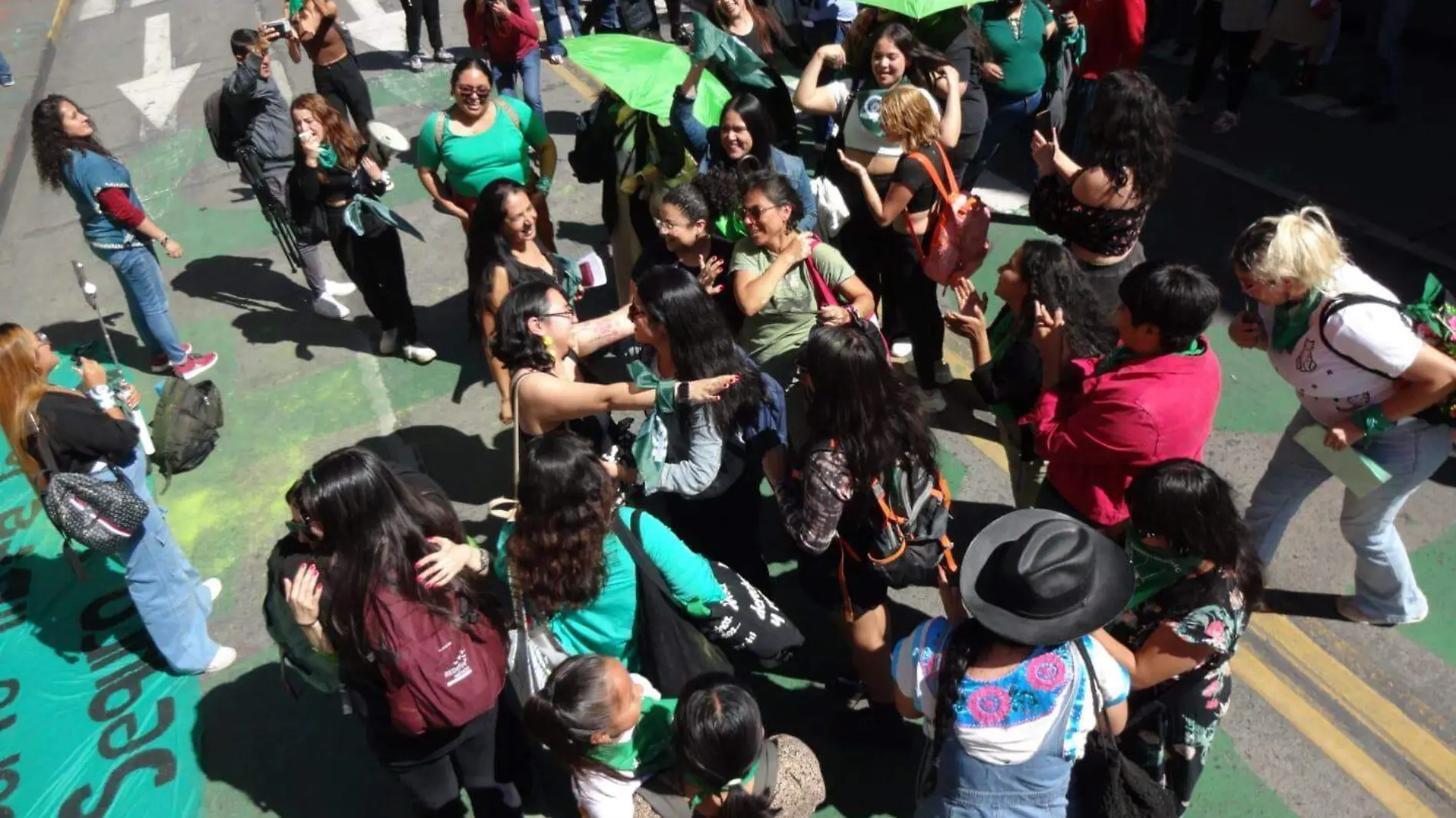 Feministas festejando la despenalización del aborto en Michoacán